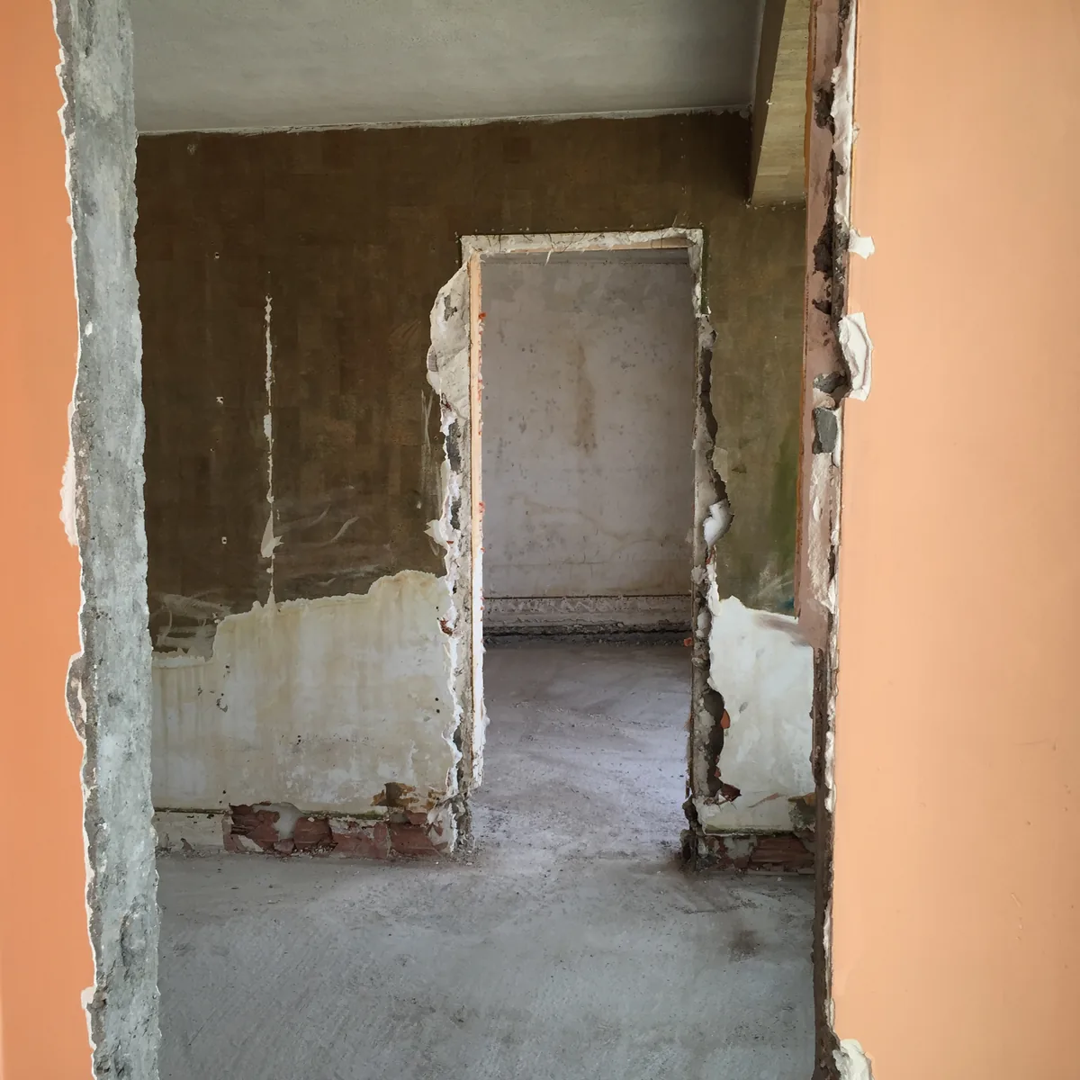 Pièces intérieures en cours de dépose, avec revêtements retirés autour des ouvertures.